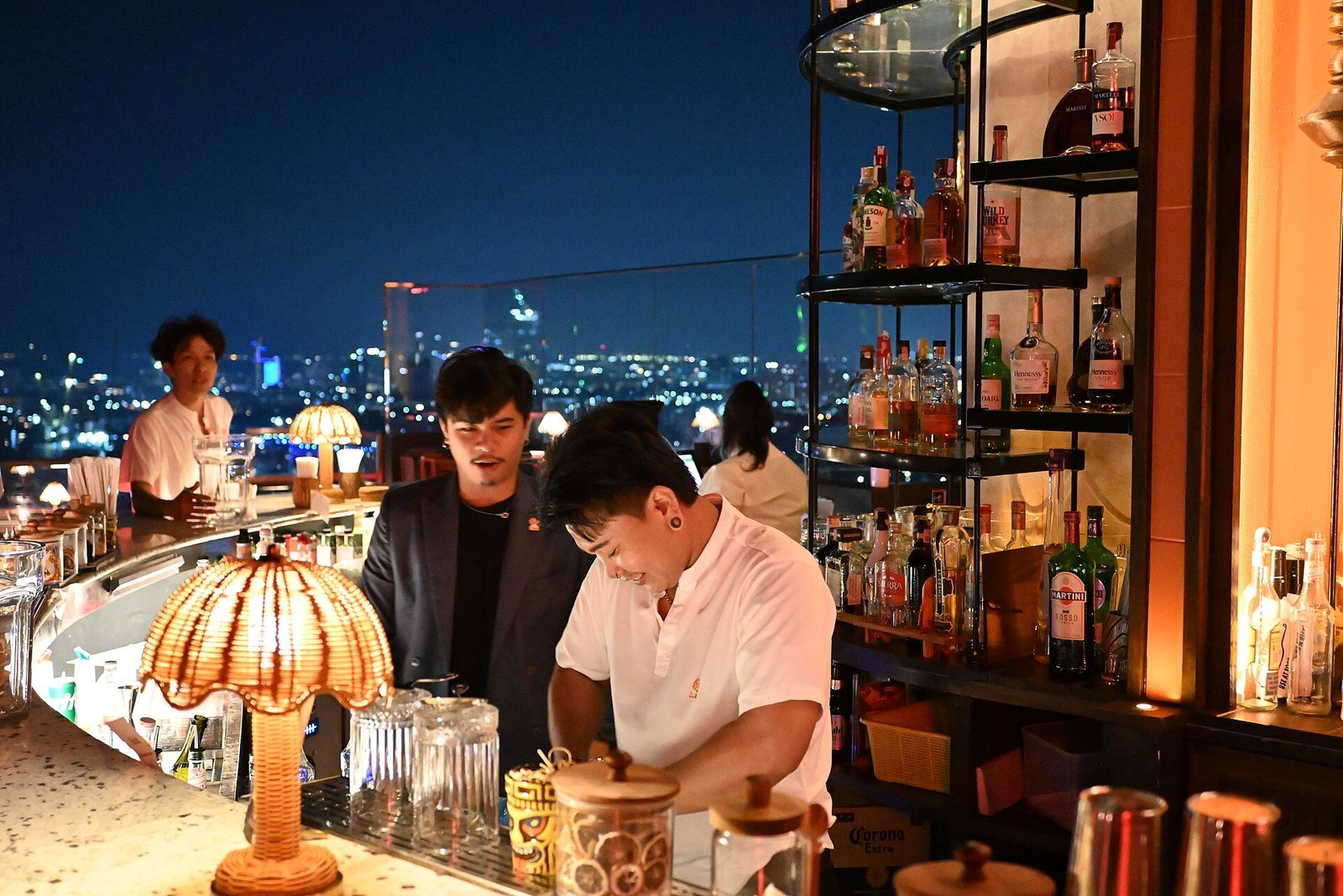 Koktél egy pattayai rooftop bárban