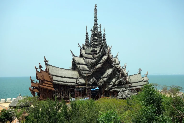 Az Igazság Szentélye (Sanctuary of Truth) Naklua partján