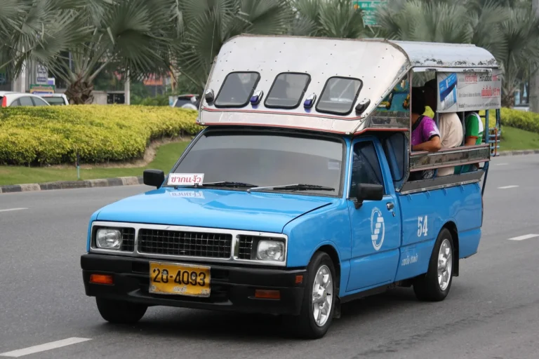 Kék songthaew (baht bus) Pattaya utcáján