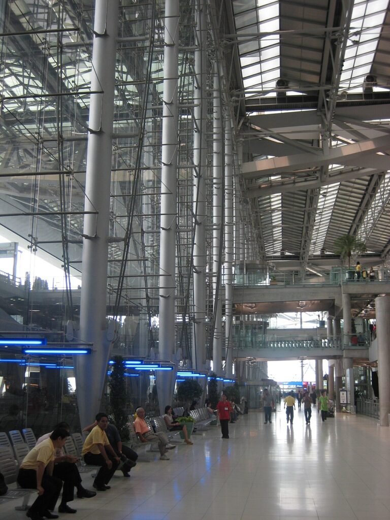 A Suvarnabhumi repülőtér érkezési csarnoka Bangkokban